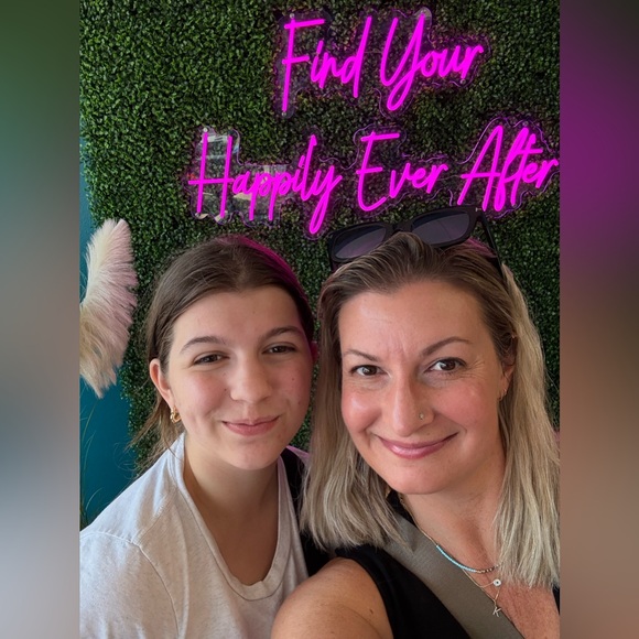 Meet your Posher, Kaitlin - Picture 2 of 8